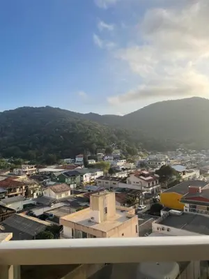 Uma vista geral da montanha ou uma vista da montanha a partir do apartamento