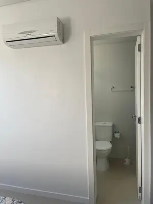 Uma casa de banho em Apartamento à 370m do mar