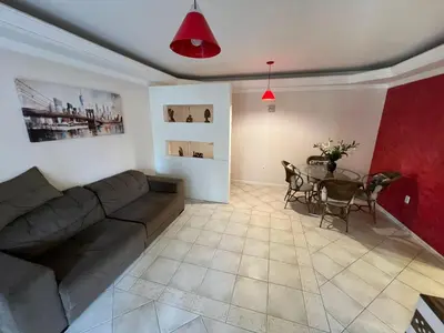 Uma área de estar em Apartamento amplo e completo a menos de 100m da praia Meia Praia, Itapema SC