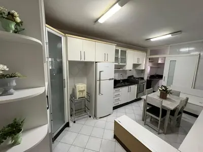 A cozinha ou kitchenette de Apartamento amplo e completo a menos de 100m da praia Meia Praia, Itapema SC