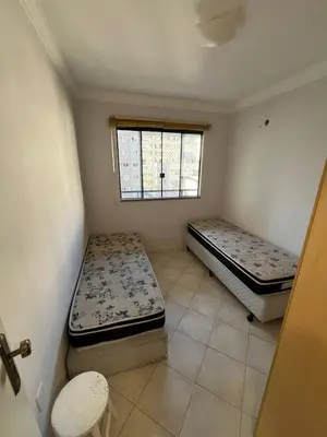 Uma cama ou camas num quarto em Apartamento amplo e completo a menos de 100m da praia Meia Praia, Itapema SC