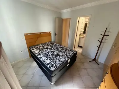 Uma cama ou camas num quarto em Apartamento amplo e completo a menos de 100m da praia Meia Praia, Itapema SC