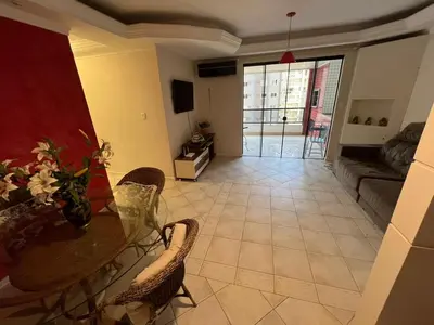 Uma área de estar em Apartamento amplo e completo a menos de 100m da praia Meia Praia, Itapema SC