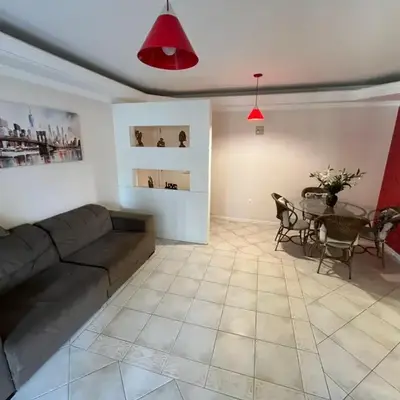 Apartamento amplo e completo a menos de 100m da praia Meia Praia