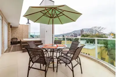 Uma vista geral da montanha ou uma vista da montanha a partir do apartamento