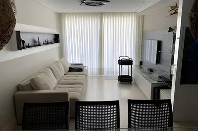 Uma televisão e/ou sistema de entretenimento em Cobertura com jacuzzi 2 minutos da praia