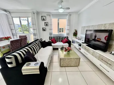 Uma área de estar em Apartamento 3 Quartos 300m da praia