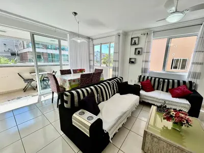 Uma área de estar em Apartamento 3 Quartos 300m da praia