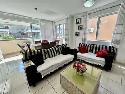Uma área de estar em Apartamento 3 Quartos 300m da praia