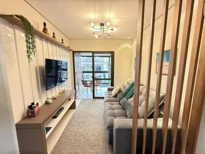 Uma televisão e/ou sistema de entretenimento em Cód 110 - Apartamento espetacular à 280m do mar