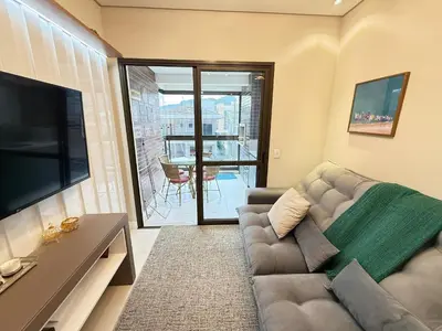 Uma televisão e/ou sistema de entretenimento em Cód 110 - Apartamento espetacular à 280m do mar