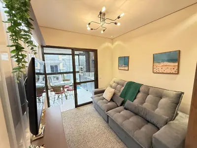 Uma área de estar em Cód 110 - Apartamento espetacular à 280m do mar