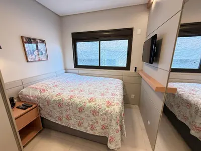 Uma cama ou camas num quarto em Cód 110 - Apartamento espetacular à 280m do mar