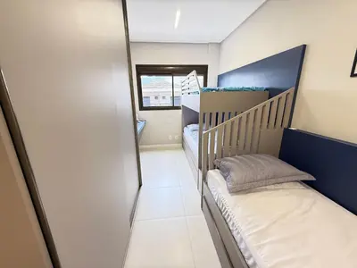 Uma cama ou camas num quarto em Cód 110 - Apartamento espetacular à 280m do mar