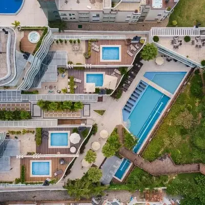 Excelente apartamento em condomínio pé na Areia.