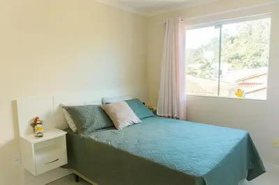 Uma cama ou camas num quarto em quarto privativo com vista morro do macaco150m praia