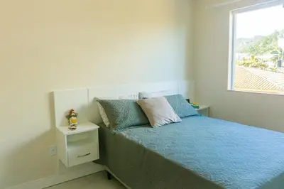 Uma cama ou camas num quarto em quarto privativo com vista morro do macaco150m praia