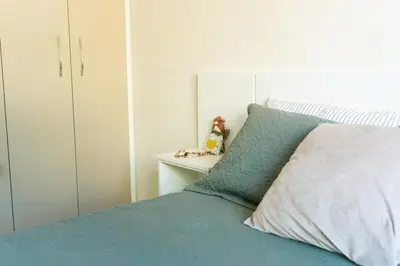 Uma cama ou camas num quarto em quarto privativo com vista morro do macaco150m praia