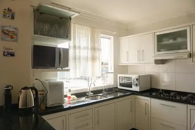 A cozinha ou kitchenette de quarto privativo com vista morro do macaco150m praia