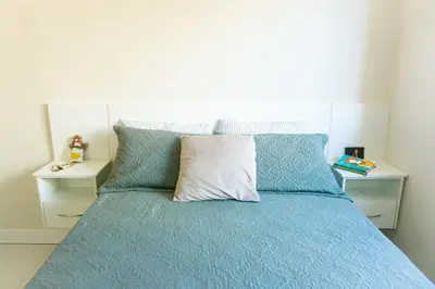 Uma cama ou camas num quarto em quarto privativo com vista morro do macaco150m praia