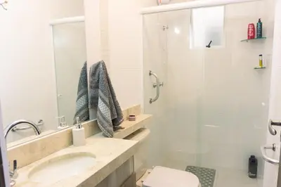 Uma casa de banho em quarto privativo com vista morro do macaco150m praia