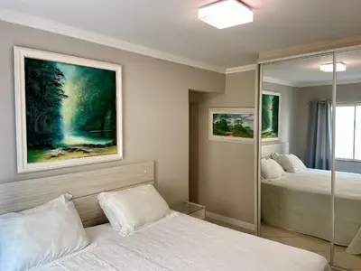 Uma cama ou camas num quarto em Apartamentos em Bombinhas