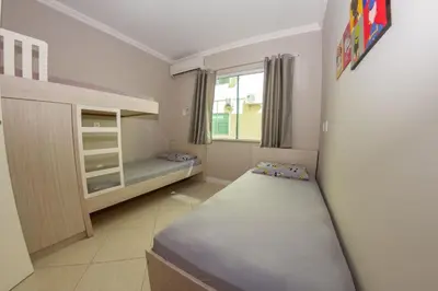 Uma cama ou camas num quarto em Apartamentos em Bombinhas