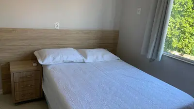 Uma cama ou camas num quarto em Apartamentos em Bombinhas