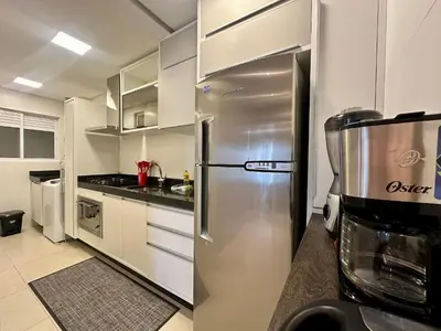 A cozinha ou kitchenette de 128A - Boulevard Bombinhas – até 6 pessoas