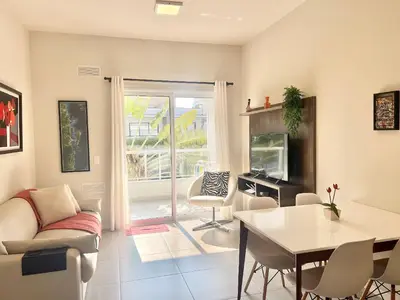 Uma área de estar em Lindo! Apto na praia de Palmas! YR02I