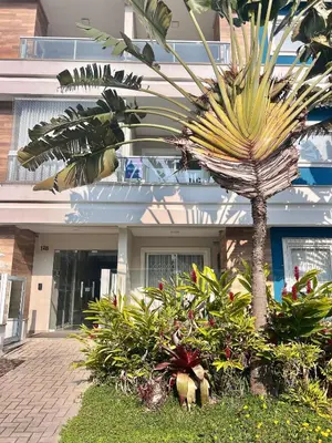 Um jardim no exterior de Lindo! Apto na praia de Palmas! YR02I