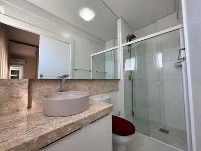 Uma casa de banho em Plazza de Palmas - Apartamento mobiliado e equipado na Praia de Palmas, em condomínio com área de lazer completa.