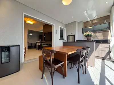 A cozinha ou kitchenette de Plazza de Palmas - Apartamento mobiliado e equipado na Praia de Palmas, em condomínio com área de lazer completa.