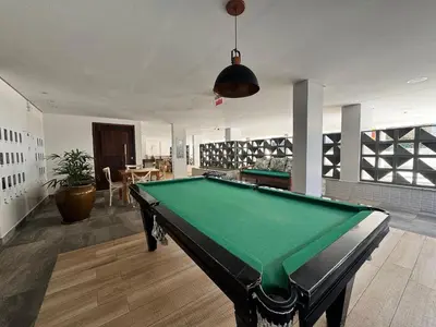 Uma mesa de bilhar em Plazza de Palmas - Apartamento mobiliado e equipado na Praia de Palmas, em condomínio com área de lazer completa.