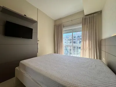 Uma cama ou camas num quarto em Plazza de Palmas - Apartamento mobiliado e equipado na Praia de Palmas, em condomínio com área de lazer completa.
