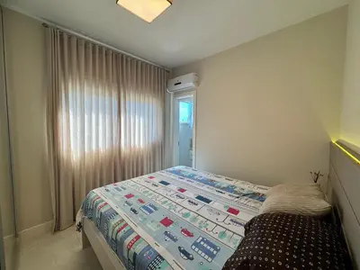 Uma cama ou camas num quarto em Plazza de Palmas - Apartamento mobiliado e equipado na Praia de Palmas, em condomínio com área de lazer completa.