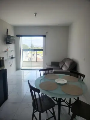 Uma televisão e/ou sistema de entretenimento em apartamento