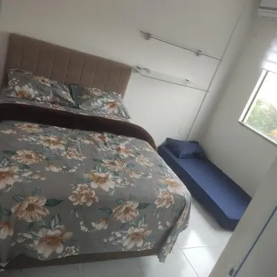 Uma cama ou camas num quarto em apartamento