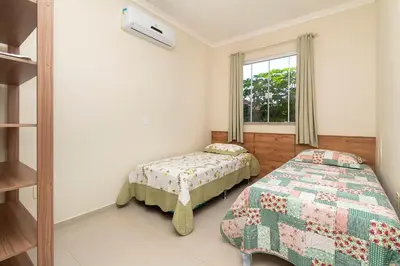 Uma cama ou camas num quarto em Apartamento Bombinhas próximo à praia