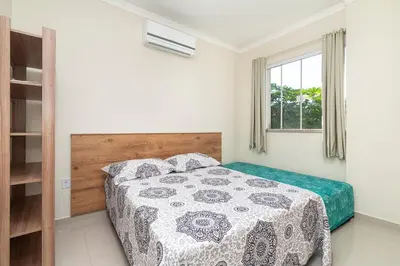 Uma cama ou camas num quarto em Apartamento Bombinhas próximo à praia