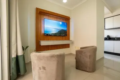 Uma área de estar em Apartamento Bombinhas próximo à praia