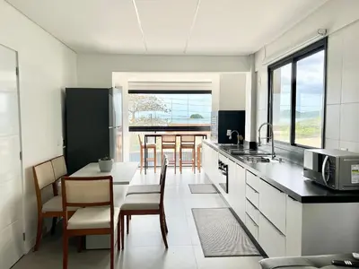 A cozinha ou kitchenette de Apto vista MAR na praia de Palmas! ZI01I