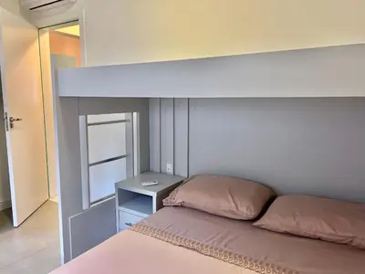 Uma cama ou camas num quarto em Lindo! Apto completo na Praia de Palmas! ZI02I