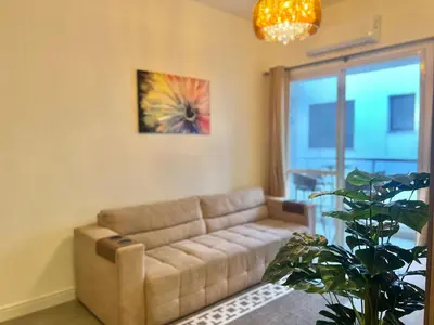 Uma área de estar em Lindo! Apto completo na Praia de Palmas! ZI02I