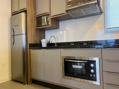 A cozinha ou kitchenette de Lindo! Apto completo na Praia de Palmas! ZI02I