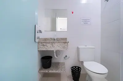 Uma casa de banho em Residencial Flórida I