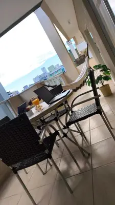 Uma área de estar em Linda Cobertura Bombinhas - perto PRAIA- AR Condicionado em todos ambientes Churrasqueira - Comporta 10 pessoas