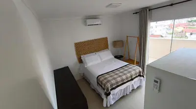 Uma cama ou camas num quarto em Linda Cobertura Bombinhas - perto PRAIA- AR Condicionado em todos ambientes Churrasqueira - Comporta 10 pessoas