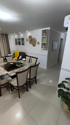 Uma área de estar em Linda Cobertura Bombinhas - perto PRAIA- AR Condicionado em todos ambientes Churrasqueira - Comporta 10 pessoas