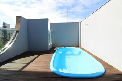 A piscina em ou perto de Cobertura Solar das gaivotas